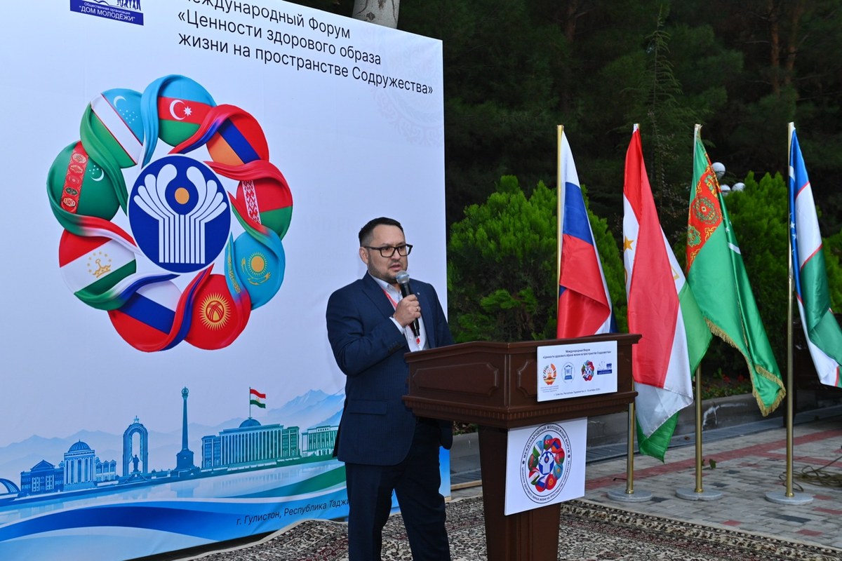 Камол Рустамов, советник Фонда МФГС, выступает с приветственным словом